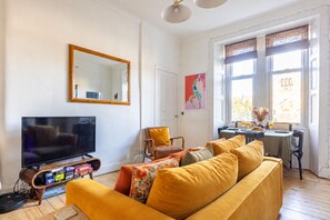 Living area - Modern 2BR Apartment near Leith Walk (Edinburgh)