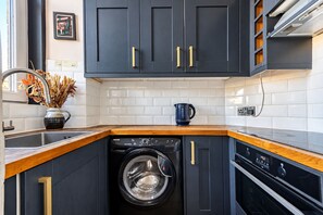 Private kitchen - Modern 2BR Apartment near Leith Walk (Edinburgh)