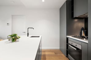 Private kitchen - City View 2 Bedroom with Pool (Melbourne)