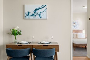 Room - Central Apartment with Tennis (Southbank)