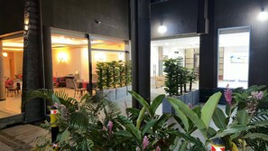 Un espacio al aire libre con zona de estar y plantas en macetas.