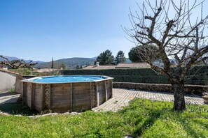 A wooden hot tub in a garden with a clear sky and mountains in the background. - Villa Lavande: 5-bedroom house in Dieulefit (Dieulefit)