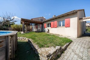 A house with a swimming pool, a covered patio, and a stone retaining wall. - Villa Lavande: 5-bedroom house in Dieulefit (Dieulefit)