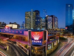 Paisatge urbà amb un hotel destacat i un gran cartell il·luminat.