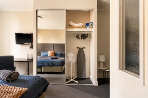 Room - Chinatown 1 Bedroom Apartment (Melbourne)