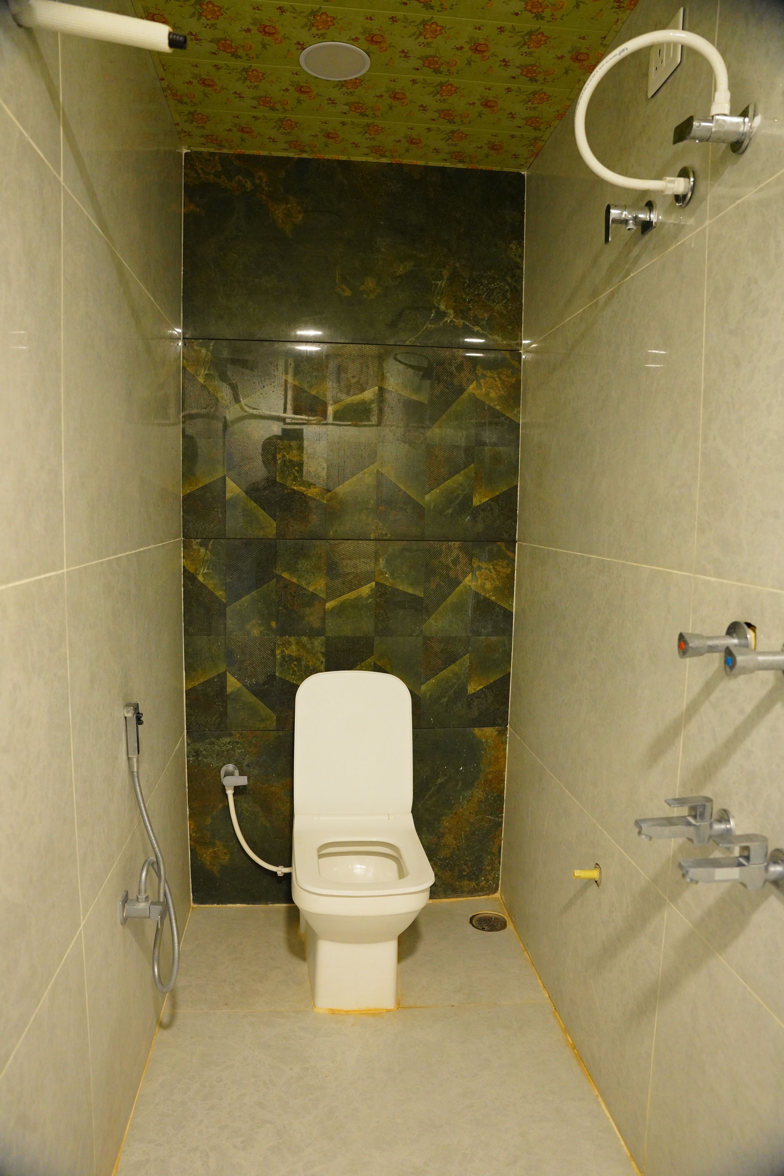 Un baño con inodoro, ducha y lavamanos.