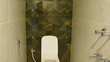 Un baño con inodoro, ducha y lavamanos.