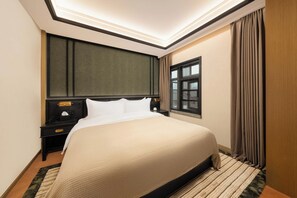 A hotel room with a large bed, a nightstand, a bedside table, a window, and a curtain. - Blossom Manoir Jiefangbei Chongqing (Chongqing)