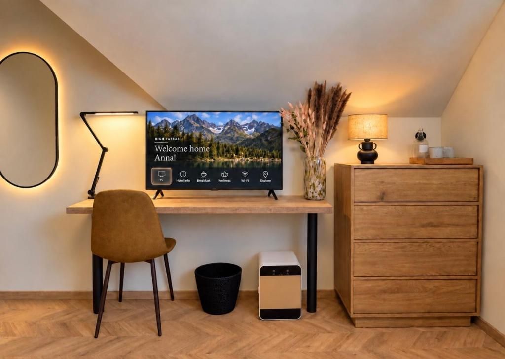 Una habitación moderna con escritorio, silla, televisor, lámpara y espacio de almacenamiento.