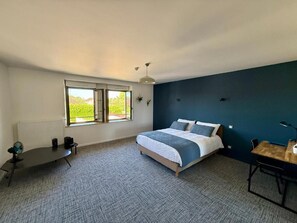 A bedroom with a bed, a desk, a chair, a radiator, and a window. - Le Billot (Bologne)
