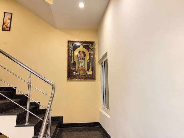 Una escalera con barandilla metálica que conduce a una plataforma.