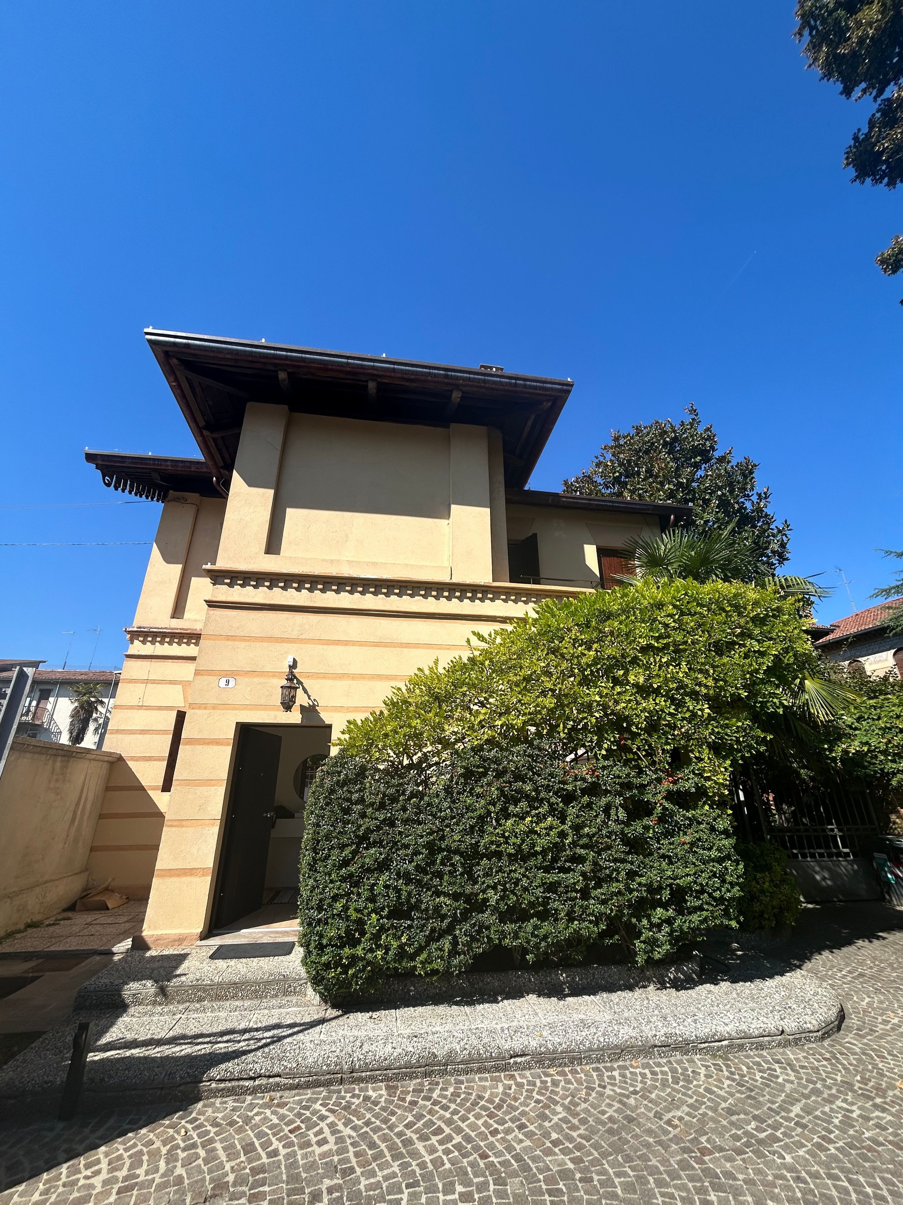 Un edificio de estilo arquitectónico tradicional, con tejado plano y fachada simétrica.