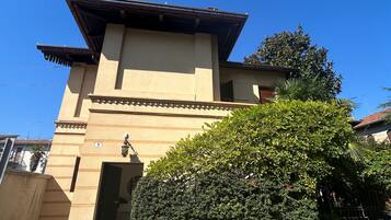 Un edificio de estilo arquitectónico tradicional, con tejado plano y fachada simétrica.