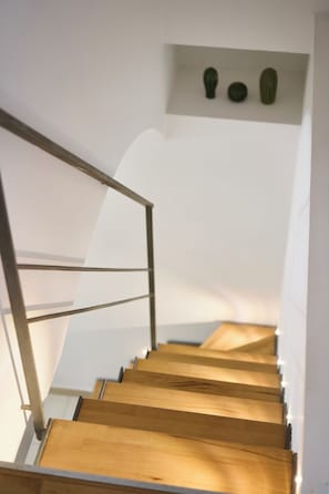 Eine Treppe mit Holzboden und Metallgeländern.