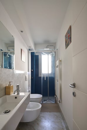 A modern bathroom with a large bathtub, a separate shower area, and a toilet. - A comfortable stay, easy self-check-in, and a great location for exploring Florence. (Firenze)