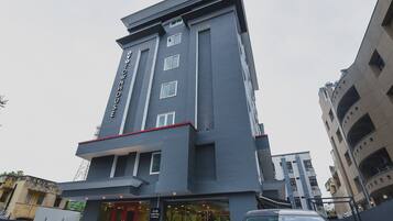 Un hôtel moderne doté d’une entrée imposante, de plusieurs étages et offrant une vue dégagée sur le ciel.