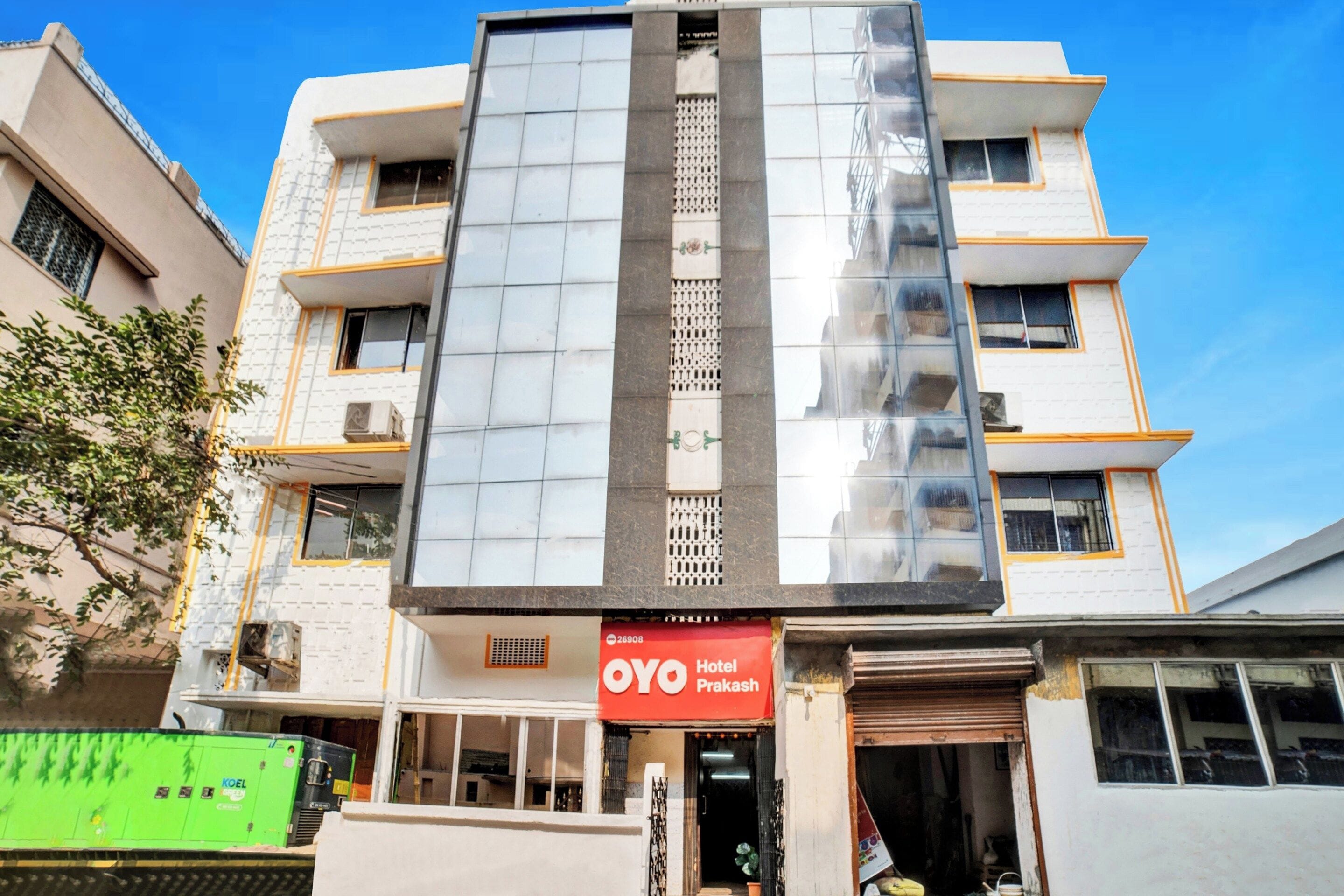 Un bâtiment d’hôtel doté d’une façade moderne, de nombreux balcons et d’une enseigne rouge bien visible indiquant le nom de l’hôtel.