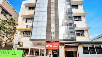Un bâtiment d’hôtel doté d’une façade moderne, de nombreux balcons et d’une enseigne rouge bien visible indiquant le nom de l’hôtel.