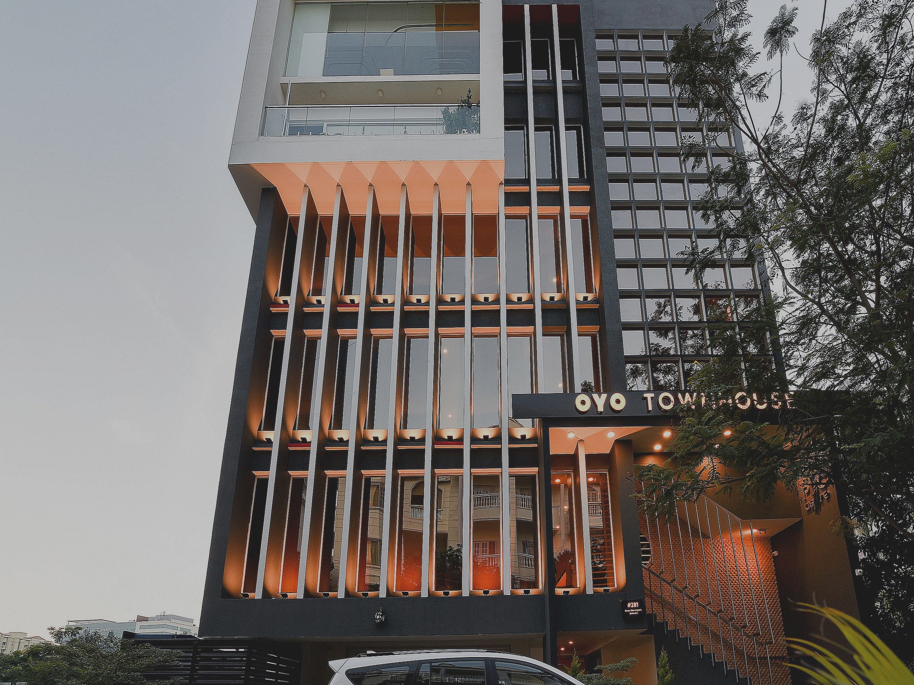 Un edificio moderno con una entrada destacada que muestra el letrero 'OYO TOWNHOUSE'.