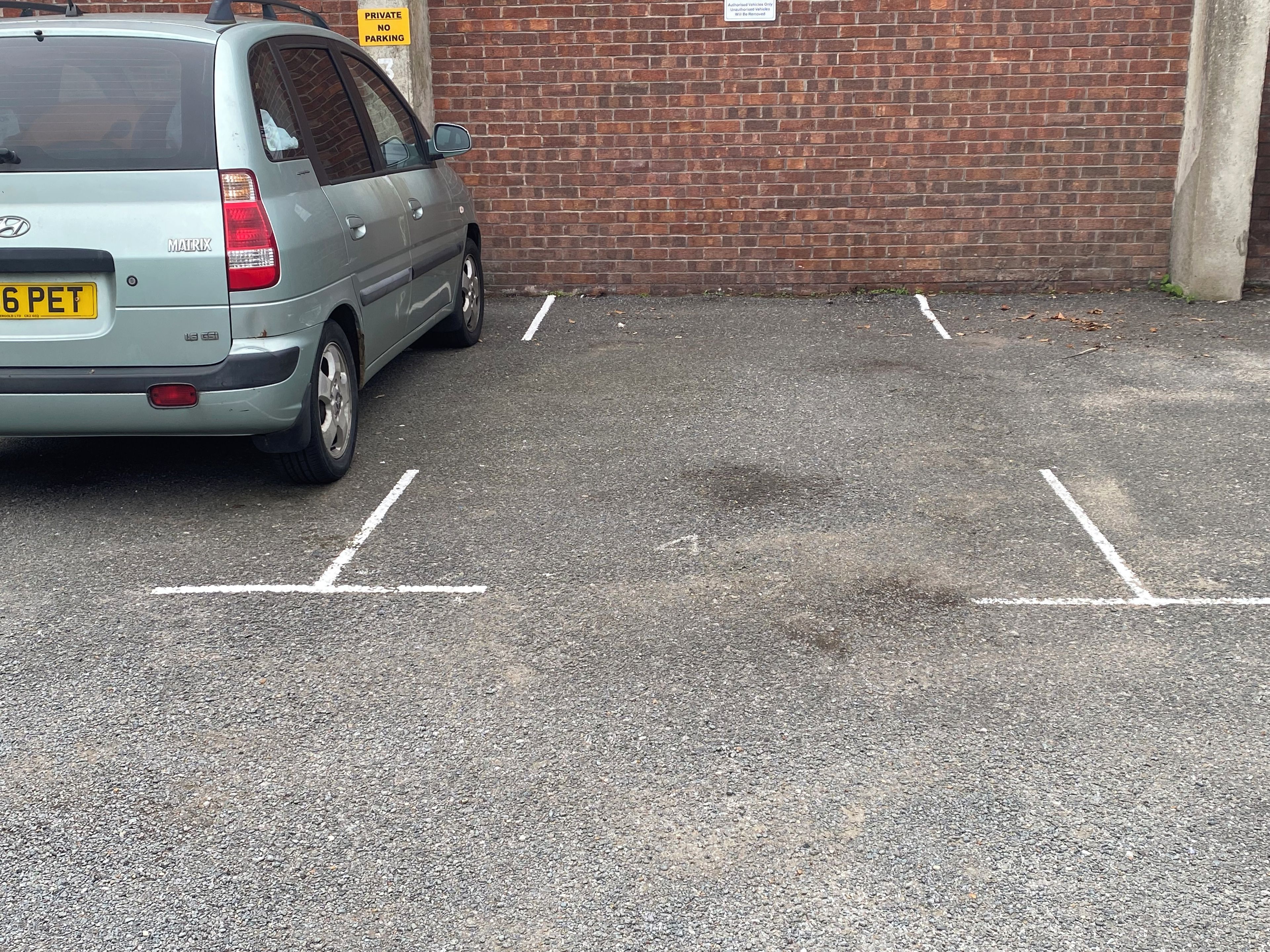 Un área de estacionamiento con un automóvil estacionado en un espacio delimitado.