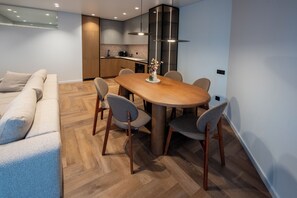 Un interior moderno con comedor, sofá y cocina.
