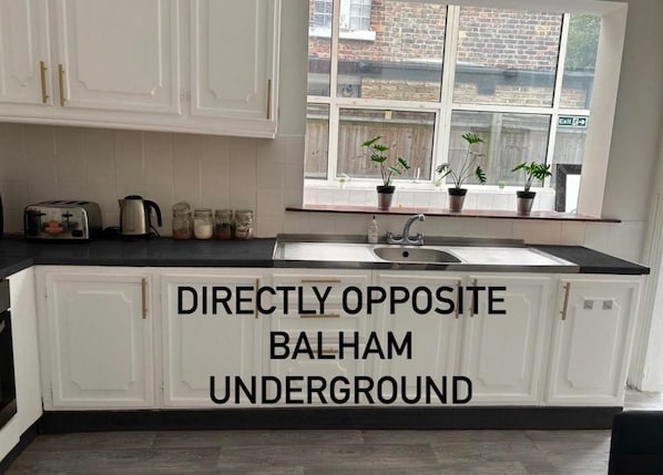 Private kitchen - Beautiful -bedroom house in London perfect for a relaxing getaway (London)