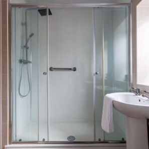 A glass-enclosed shower with a handle and a visible showerhead. - Newcastle - House - Sleeps 7 - Transport Links (Newcastle-upon-Tyne)