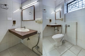 Un lavabo públic amb rentatge, vàter i miralls.