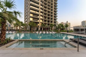 Pool - Stylish City Stay in Peninsula Four (Dubai)