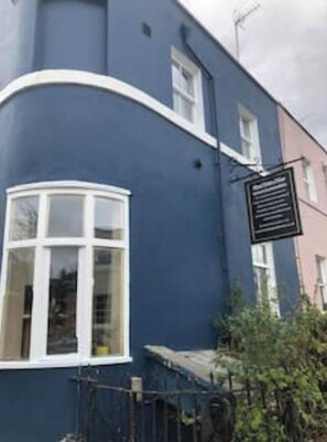 Exterior - 4. Perfect for longer term (minimum 25 nights) work related stays. (Cheltenham)