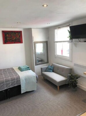 Room - 4. Perfect for longer term (minimum 25 nights) work related stays. (Cheltenham)