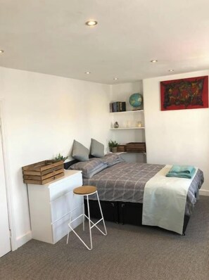 Room - 4. Perfect for longer term (minimum 25 nights) work related stays. (Cheltenham)