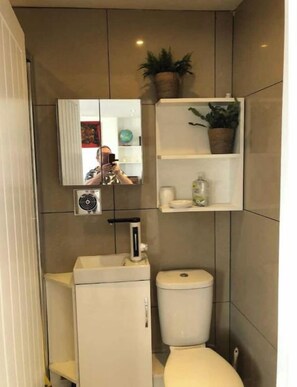 Bathroom - 4. Perfect for longer term (minimum 25 nights) work related stays. (Cheltenham)