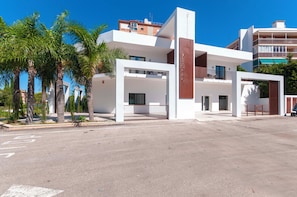 A modern hotel with a white facade, multiple balconies, and a gated entrance. - Barocco Hotel Denia  (Dénia)