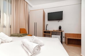 A hotel room with a bed, a desk, a television, and a coffee machine. - Barocco Hotel Denia  (Dénia)
