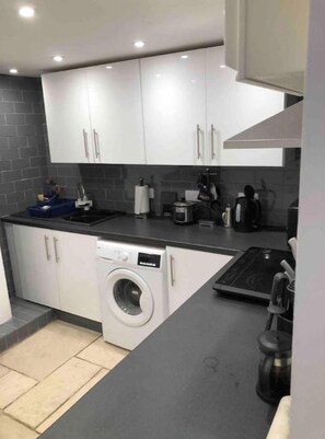 Private kitchen - Beautiful flat for extended stay in Cheltenham. (Cheltenham)
