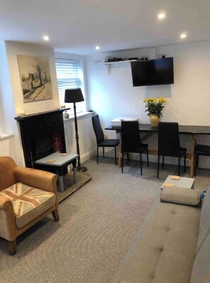 Living area - Beautiful flat for extended stay in Cheltenham. (Cheltenham)
