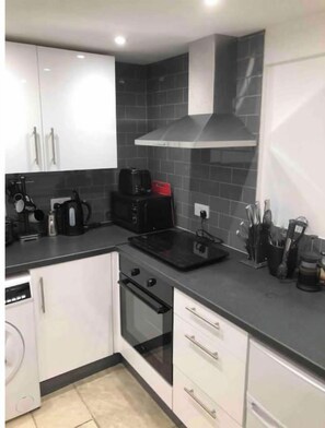 Private kitchen - Beautiful flat for extended stay in Cheltenham. (Cheltenham)