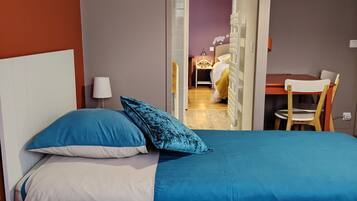 Una habitación de hotel con una cama, un escritorio y una silla.