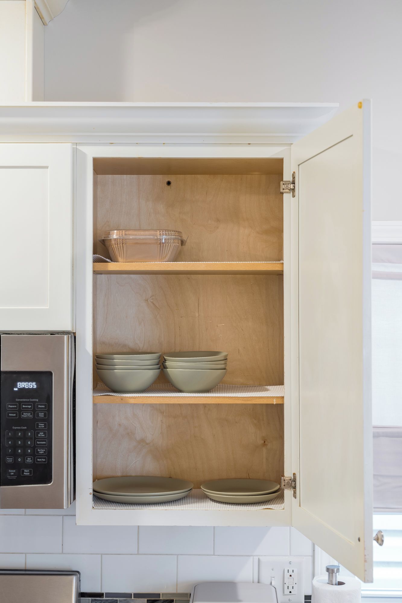 Ein Küchenschrank mit integriertem Backofen und digitaler Bedieneinheit.