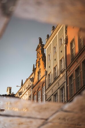 A historic building with classical architecture, featuring a prominent clock tower and symmetrical windows. - Hotel Experior Grand - Destigo Hotels (Gdańsk)