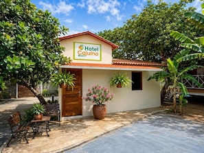 Un pequeño edificio con un letrero que dice 'Hotel Cajuina Beach'.
