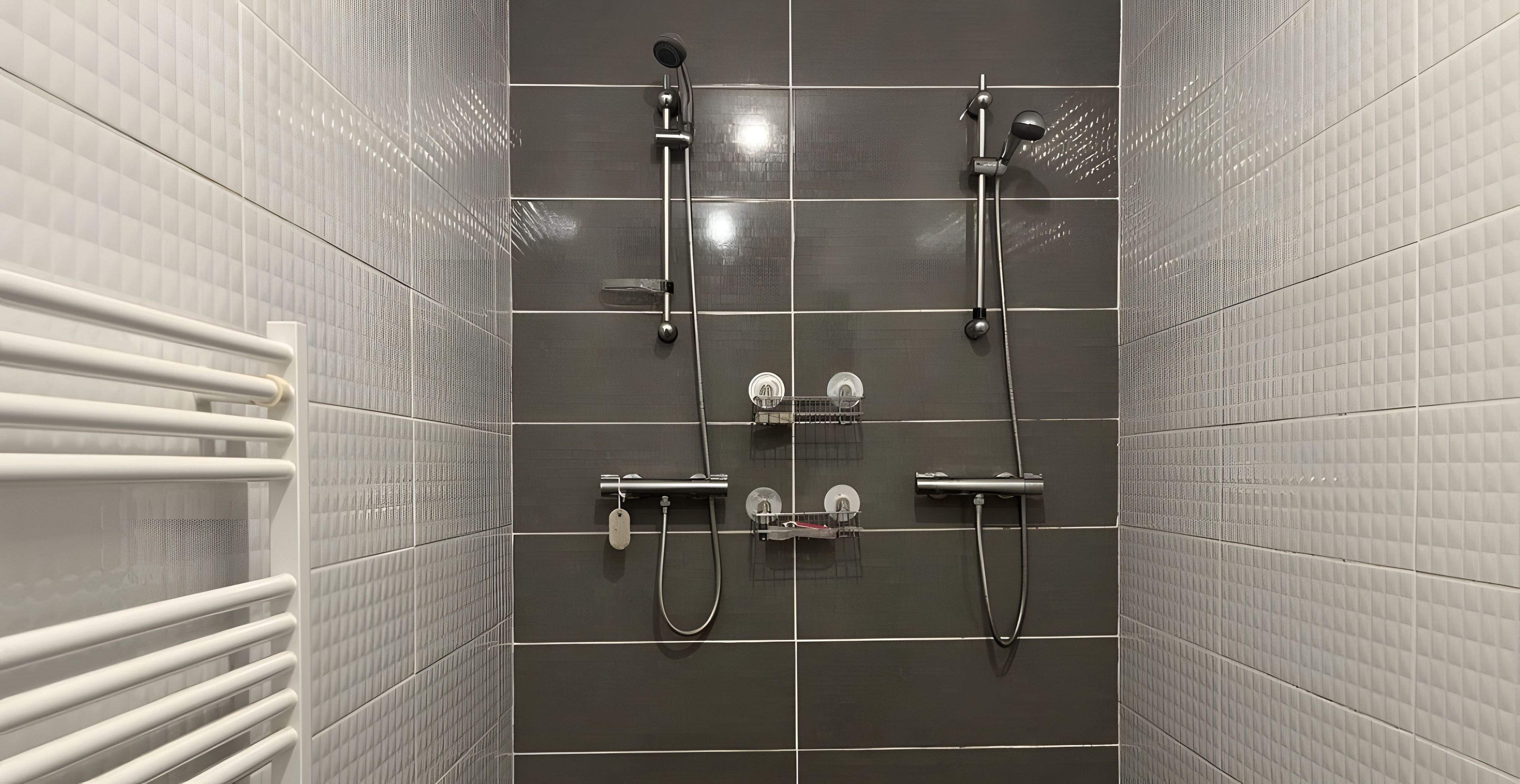 Un baño con ducha, inodoro y secamanos.