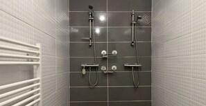 A bathroom with a shower, a toilet, and a hand dryer. - Holiday Home 'Cozy House with Outdoor Area' with Mountain View, Private Terrace and Wi-Fi (Anduze)