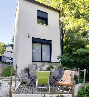 A modern two-story building with a balcony, outdoor seating, and a car parked in the driveway. - Holiday Home 'Cozy House with Outdoor Area' with Mountain View, Private Terrace and Wi-Fi (Anduze)