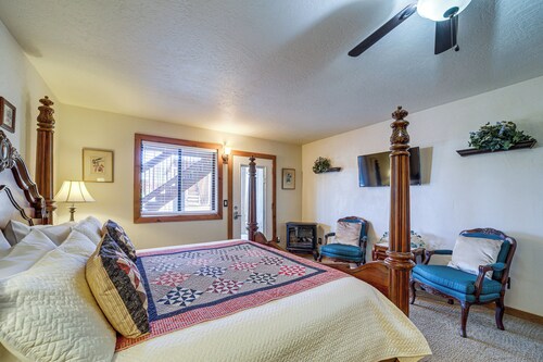 Walkable & Luxury Retreat w/ Patio Access in Pine