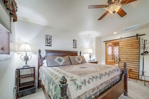 Interior - Spacious Couples Suite w/ Jetted Tub in Pine (Pine)