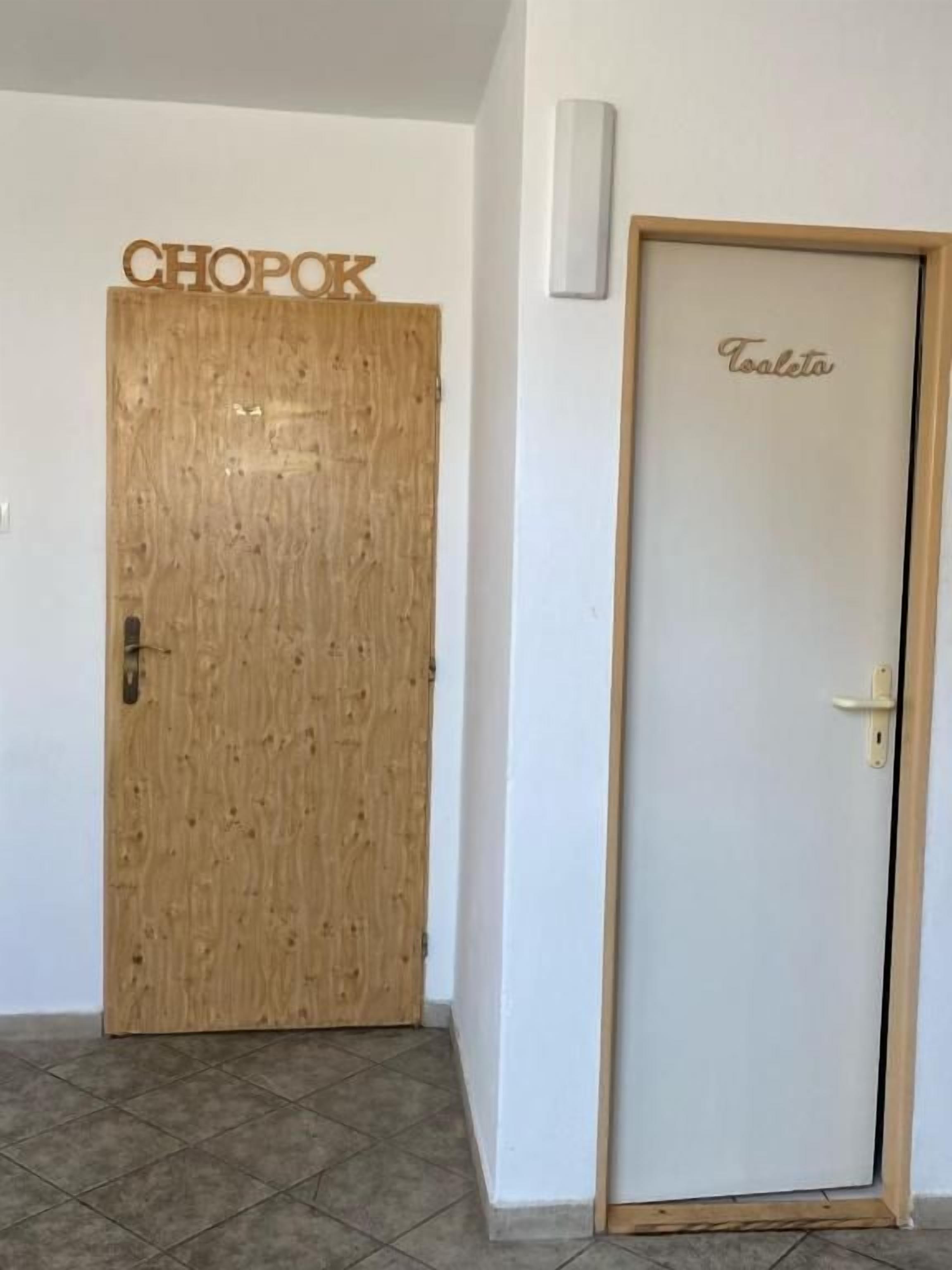 Two doors, one labeled 'CHOPOK' and the other 'Toilette,' indicating separate rooms or areas.