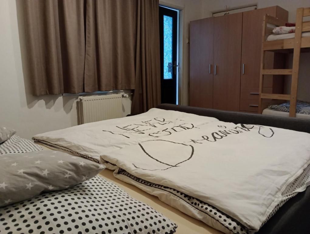 Une chambre à coucher avec un lit, une armoire et une fenêtre avec des rideaux.