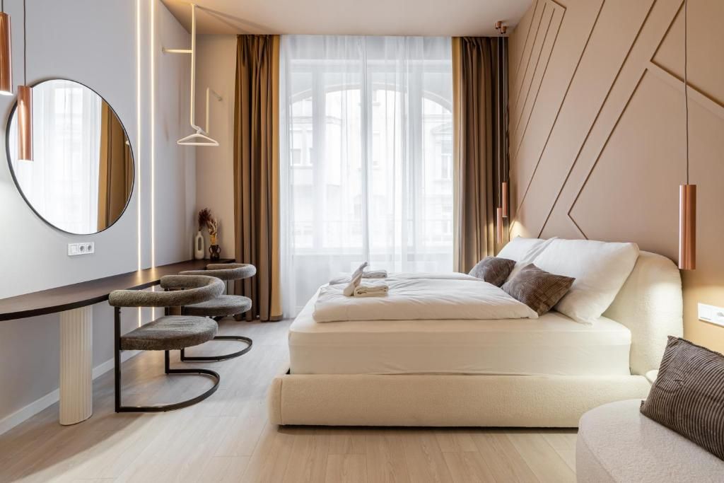 Una camera da letto moderna con un letto, un comodino, uno specchio e una finestra con tende.